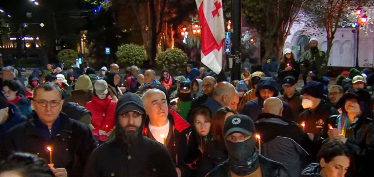 Люди у мемориала погибшим 9 апреля 1989 года. Кадр трансляции Formula TV www.youtube.com/live/XNQuSNBxOBE?si=L_6XMMWpuKJP-6qM