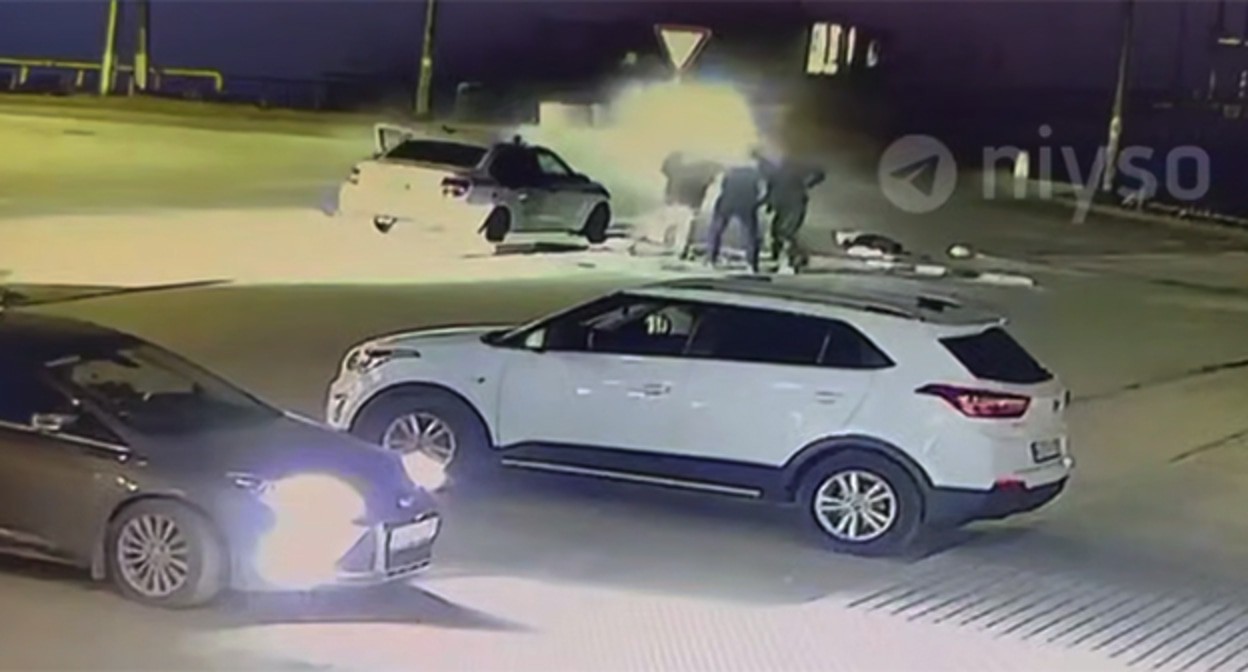 Нападение на силовиков в Ачхой-Мартане. 7 апреля 2025 г. Скриншот видео https://t.me/niysoo/20069