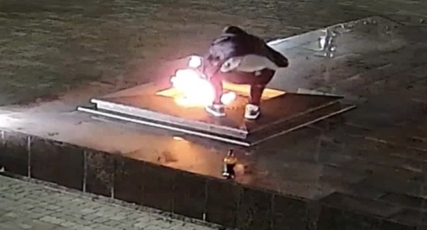 Кадр записи с камер видеонаблюдения, опубликованной управлением СКР по Ставрополью
https://stavropol.sledcom.ru/news/item/1968802/