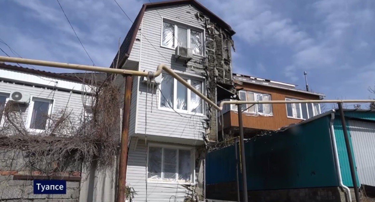 Пострадавший при атаке БПЛА 26 февраля дом в Туапсе. Кадр видео из телеграм-канала депутата Сергея Алтухова https://t.me/sergey_altukhov/4569