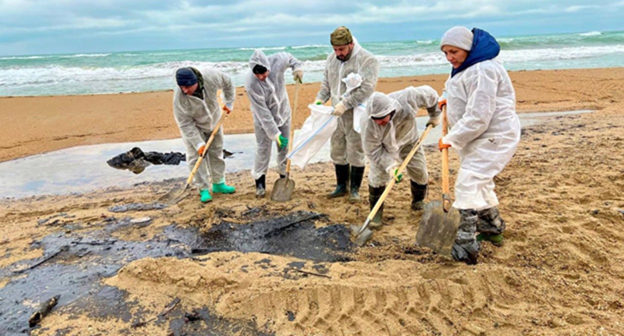 Сбор мазута в Анапе. Фото: gelendzhik.org