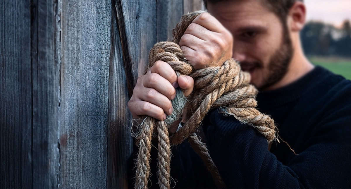 Мужчина в рабстве. Иллюстрация создана "Кавказским узлом" с помощью ИИ в программе Photoshop