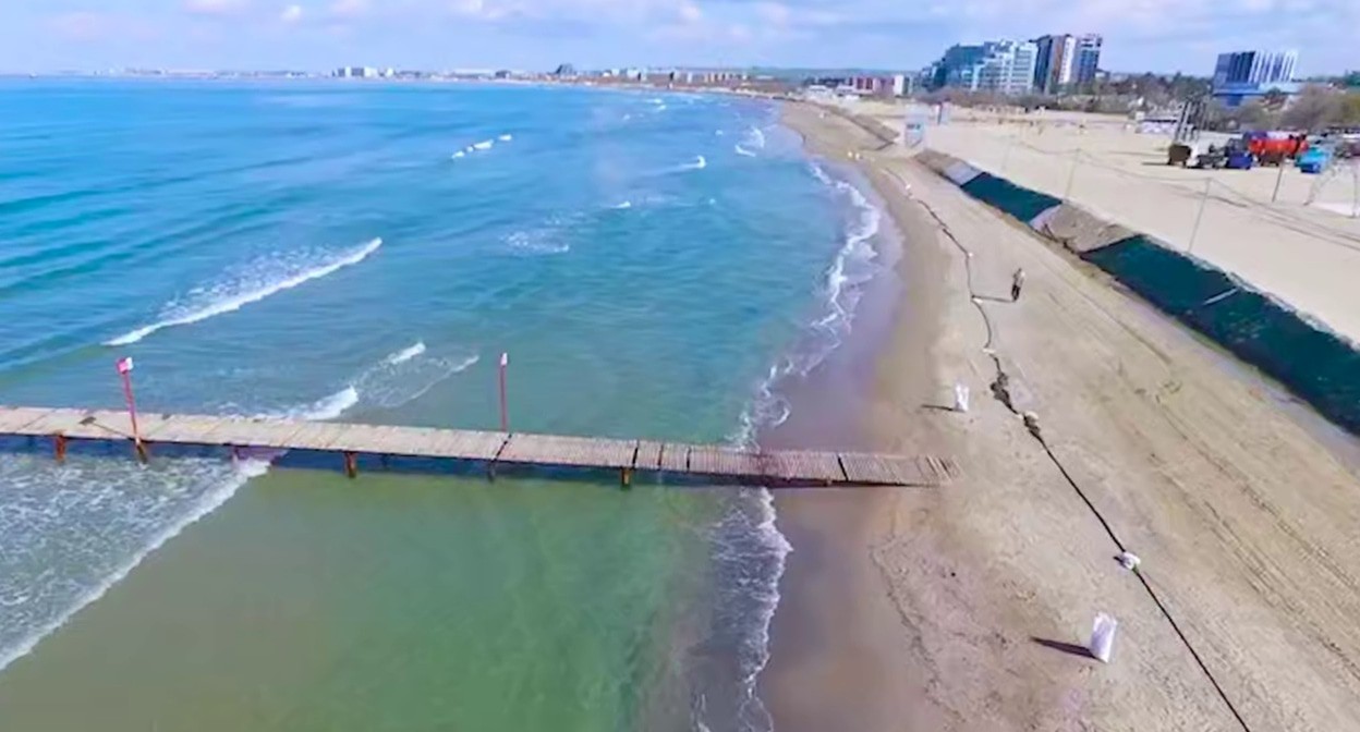 Берег моря в Анапе. 10 апреля 2025 года. Кадр видео оперштаба Кубани https://t.me/opershtab23/13199