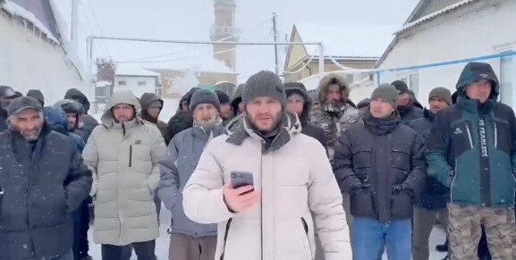 Жители села Хубар выражают протест против генплана и требуют восстановить земельные интересы сельчан.  Кадр из видео: https://t.me/chernovik/82981

