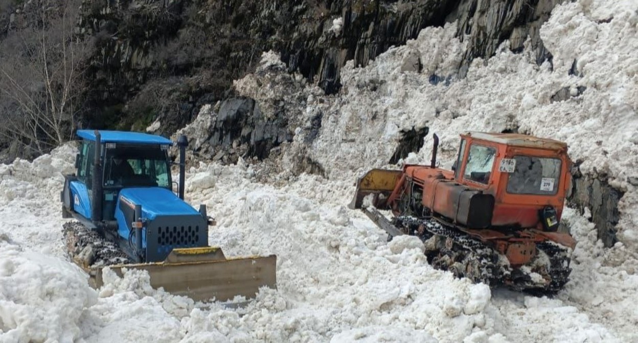 Расчистка дороги в Тляратинском районе. Фото из телеграм-канала ГКУ "Дагестанавтодор" https://t.me/dagavtodor/6586