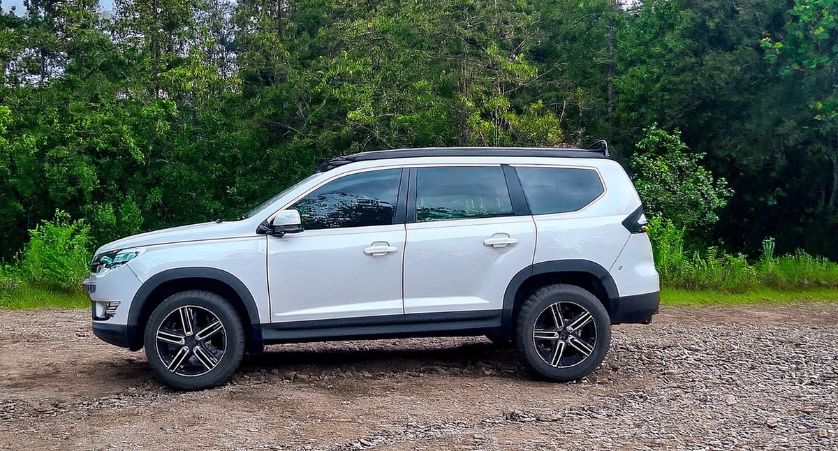 Внедорожник. Иллюстрация создана "Кавказским узлом" с помощью ИИ в программе Photoshop