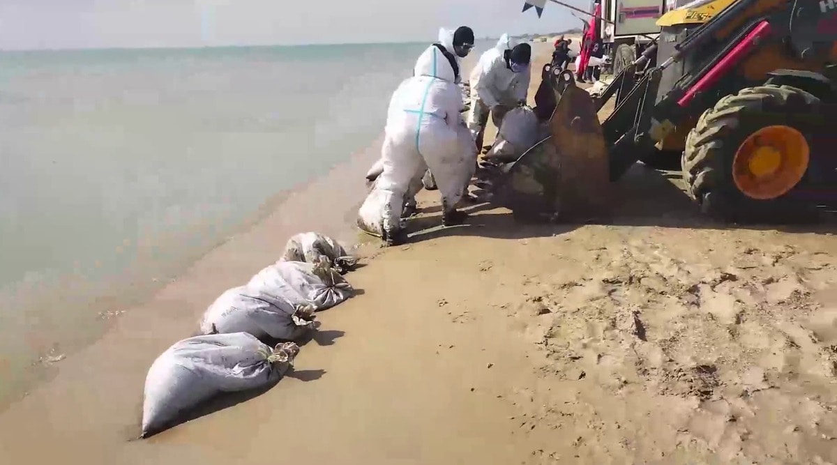 Мешки с мазутом на побережье Анапы. Фото оперативный штаб Краснодарского края