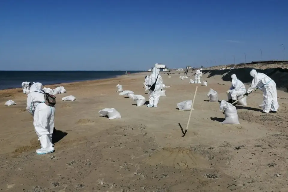 Уборка мазута с побережья Анапы. Фото: оперативный штаб Краснодарского края
