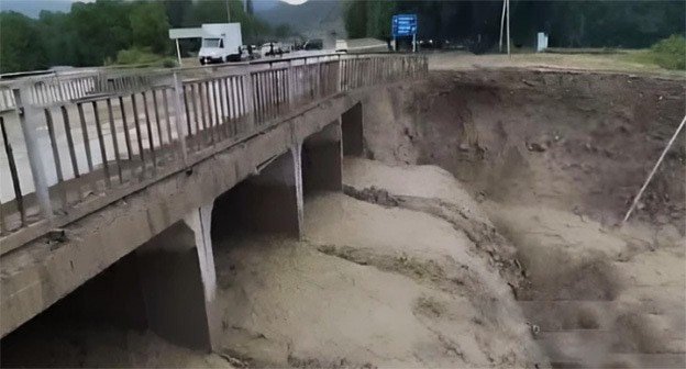 Сход селя в Азербайджане. 17 апреля 2025 г. Фото: https://media.az/society/v-shabrane-v-reke-najdeny-tela-dvuh-utonuvshih