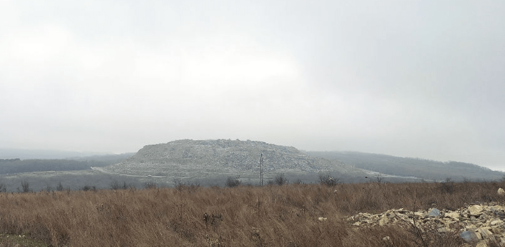 Полигон в Новороссийске. Скриншот фото Иолины Грибковой для "Юга.ру", https://www.yuga.ru/news/477337-operator-svalki-v-novorossijske-za-2024-god-zarabotal-bolshe-145-mln-rublej/
