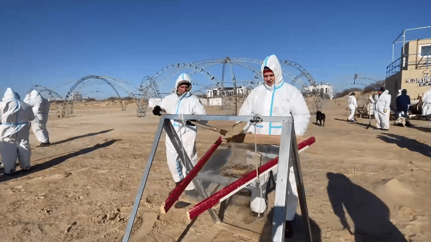 Ручное просеивание песка в Витязево. Стоп-кадр видео оперштаба Краснодарского края от 18.04.25, https://t.me/opershtab23/13279