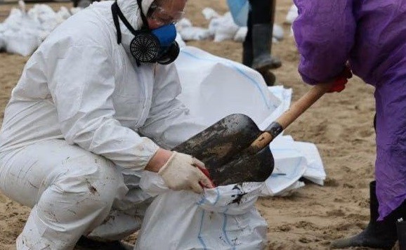 Волонтеры собирают мазут лопатами.  Фото из телеграм-канала оперштаба Кубани https://t.me/opershtab23/13046