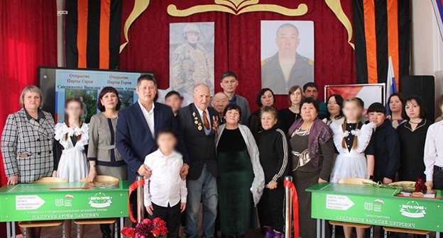 Открытие "Парт Героя" в Городовиковской школе № 2, посвященных Василию Санджикову и Артему Шашурину. Фото: соцсети администрации Городовиковского РМО РК