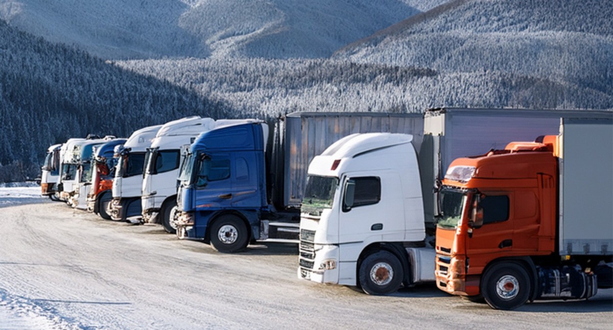 Фуры в очереди. Иллюстрация создана "Кавказским узлом" с помощью ИИ в программе Photoshop