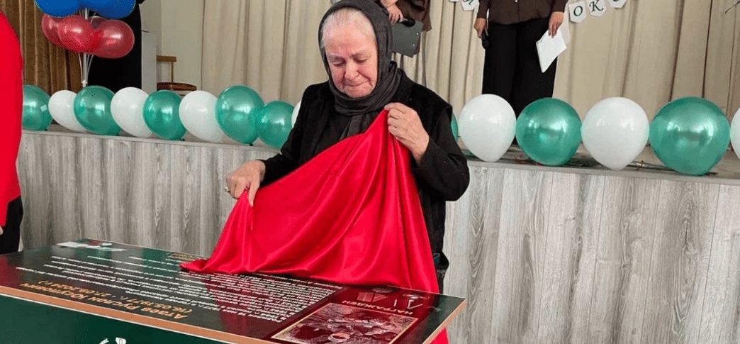 Открытие парты Руслану Атаеву. Скриншот фото из Telegram-канала администрации Кизилюрта т 23.04.25, https://t.me/kizilyurt_go/14927?single