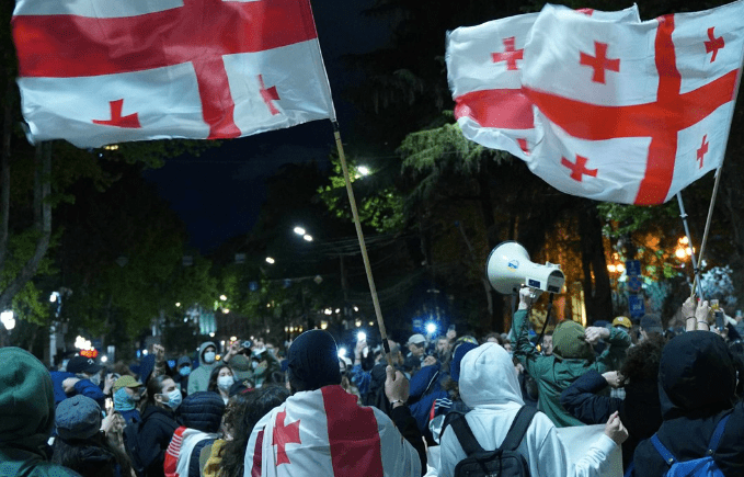 Обстановка на проспекте Руставели в Тбилиси, скриншот фото Publika от 27.04.25, https://www.facebook.com/photo/?fbid=1434005437999002&set=a.715406393192247 (деятельность компании Meta, владеющей Facebook*, запрещена в России).