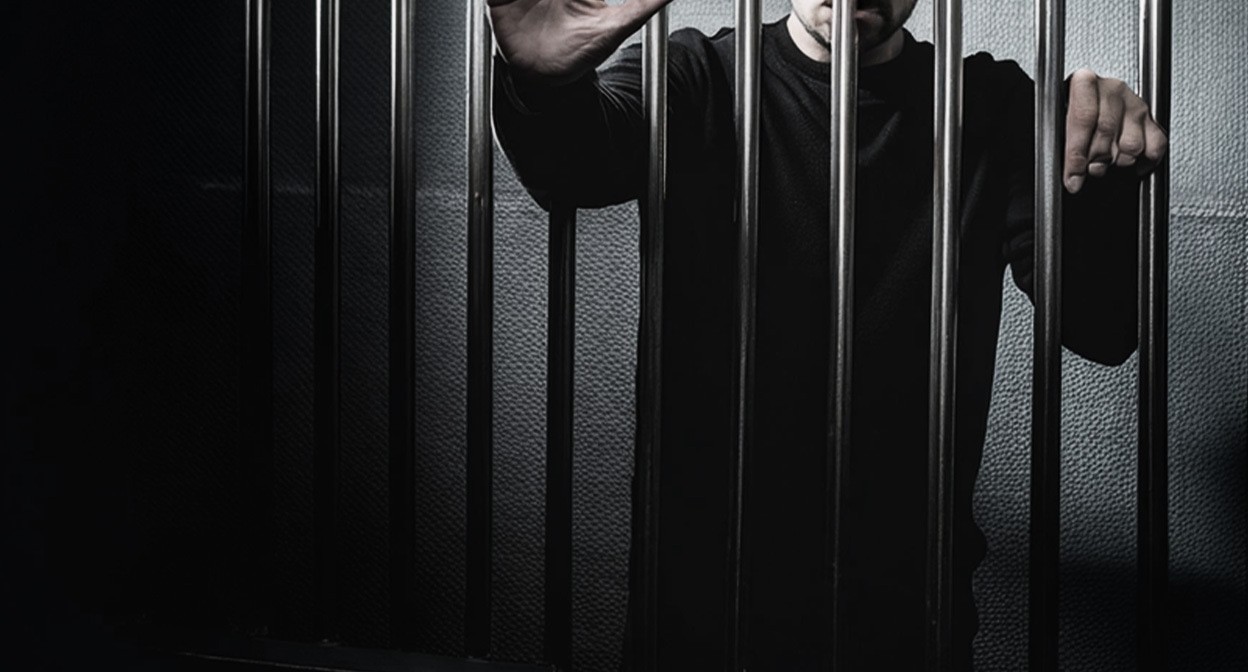 Обвиняемый за решеткой. Иллюстрация создана «Кавказским узлом» с помощью ИИ в программе Photoshop