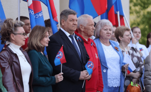 Участники празднования в Волгограде. Скриншот фото с сайта V1 от 01.05.25,https://v1.ru/text/gorod/2025/05/01/75413015/