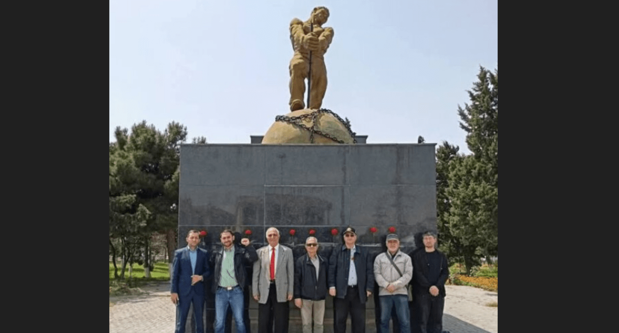 Участники первомайской акции в Баку. Скриншот фото с сайта Reyting.Az от 01.05.25, https://reyting.az/cemiyyet/131008-kommunistler-bakida-1-may-gezintisine-cixiblar.html?fbclid=IwY2xjawKAed9leHRuA2FlbQIxMQBicmlkETE5Y3BtV2V2UkJKZE9FZjZ1AR6848eutna8K3BqQqYi4GbyXBK_rfsrYM6yckaj-u0Ns-upx7a2s7R9K8cNmA_aem_NrzulvmFOShZd7493LKvWw