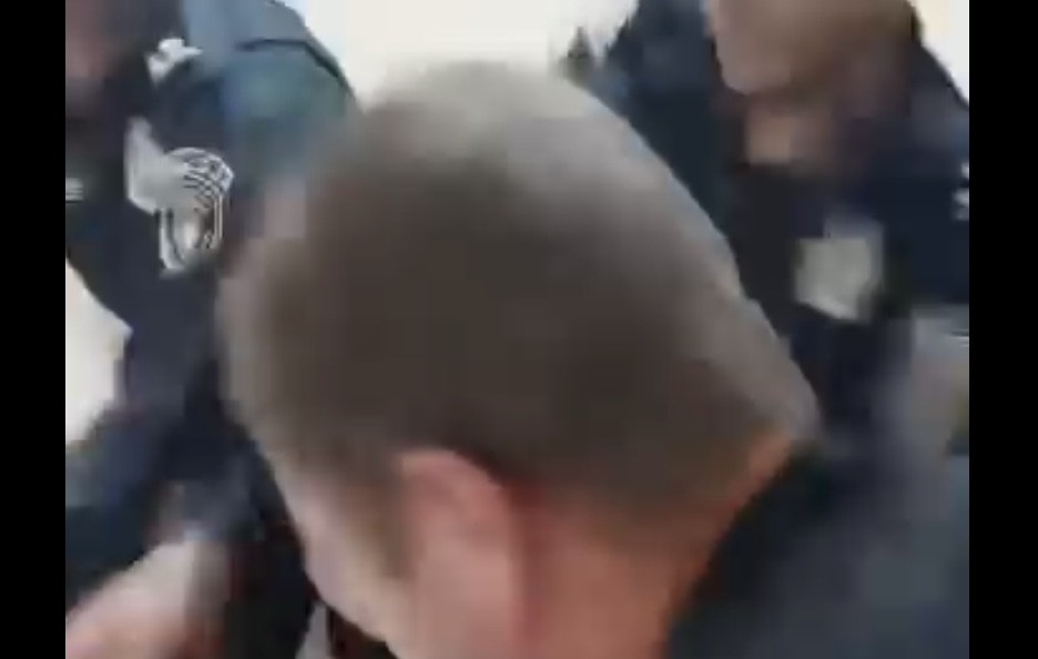 Полицейские силой задерживают жителя Армавира в его доме. Кадр видео на странице Ара Карагиозяна / Facebook