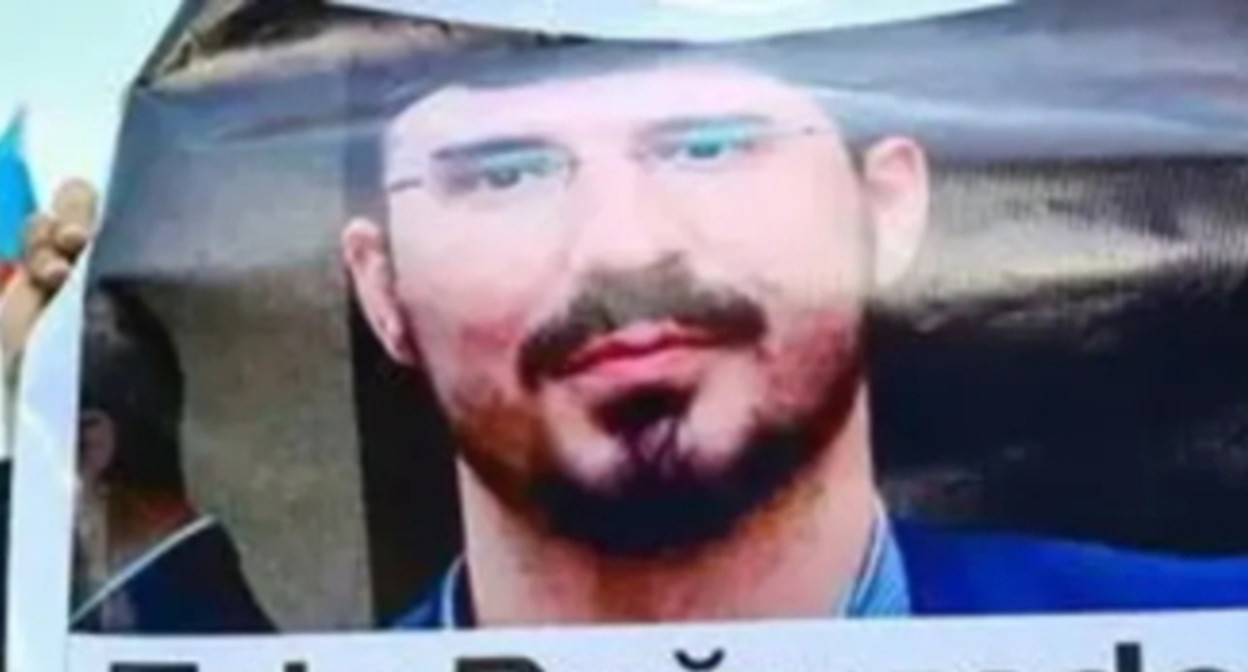 Плакат с портретом Талеха Багирзаде. Фото Азиза Каримова для "Кавказского узла".