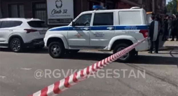 На месте нападения на силовиков в Махачкале. 5 мая 2025 г. Скриншот видео https://www.instagram.com/reel/DJRbjcVNyUh/ принадлежит компании Meta деятельность которой запрещена в России