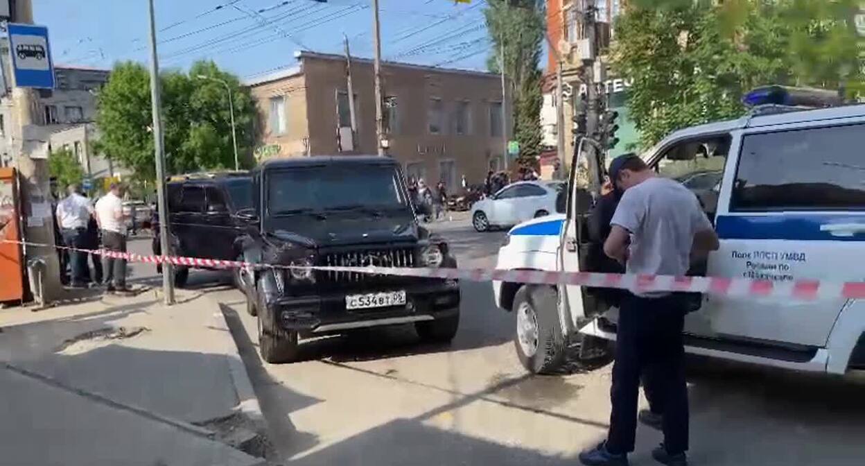 На месте перестрелки в Махачкале. 5 мая 2025 г. Скриншот видео https://mkala.mk.ru/video/2025/05/05/video-s-mesta-napadeniya-na-policeyskikh-v-makhachkale.html