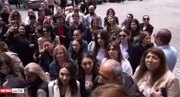 Акция протеста родителей учеников. 12 мая 2025 г. Скриншот видео https://news.am/rus/news/882167.html