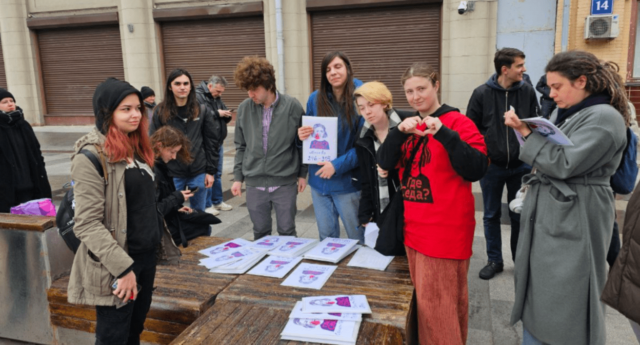 Участники сбора подписей у администрации президента. Скриншот фото от 13.05.25 из Telegram-канала "Где Седа?" https://t.me/helpseda/435.