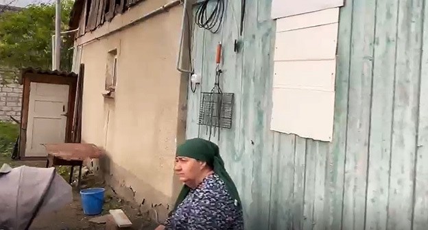 Жительница аварийного дома в селении Совхозное Зольского района Кабардино-Балкарии. Скриншот видео корреспондента "Кавказского узла"