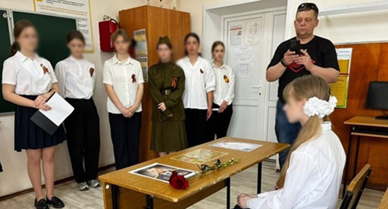 В Багаевской школе № 1 торжественно открыта «Парта Героя» памяти Олега Ртищева. Фото: https://t.me/bagadm/9749