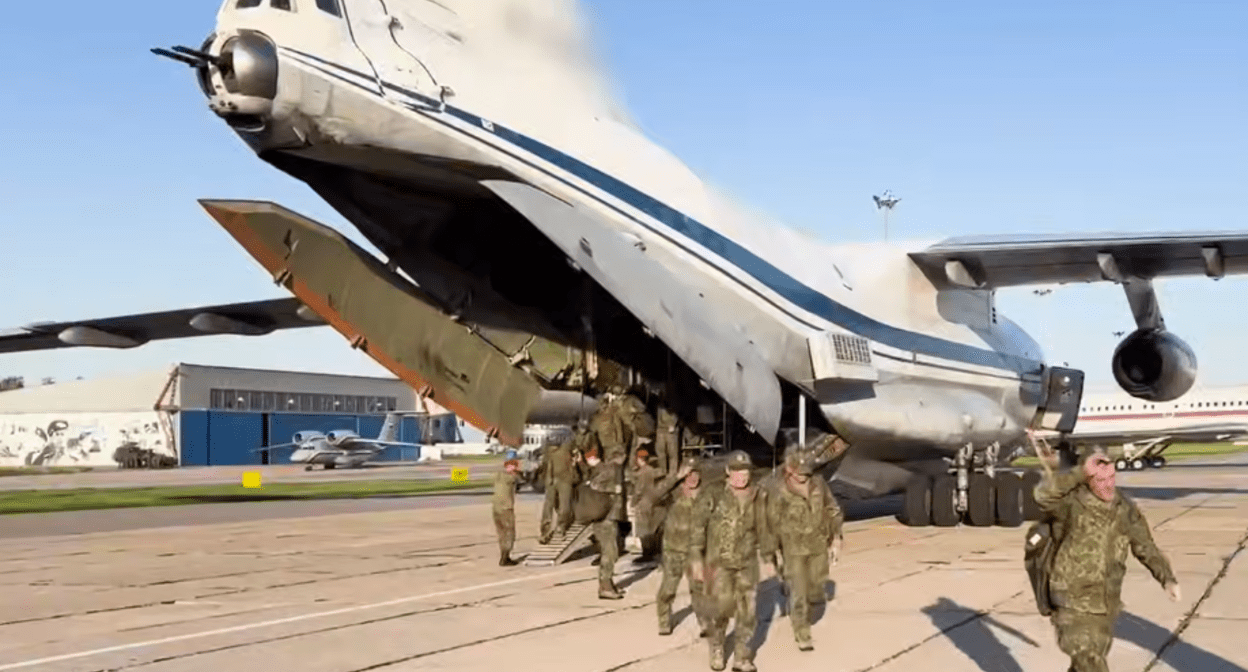 Возвращение российских пленных. Стоп-кадр видео Минобороны России от 24.05.25, https://t.me/mod_russia.