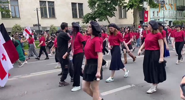 Шествие в центре Тбилиси. 26 мая 2025 г. Скриншот видео https://t.me/jamnewsru/23946