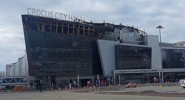 Здание "Крокуса" после теракта. Март 2024 г. Фото: Е. Н. Соложеницин (Eg0rk0t323). https://ru.wikipedia.org/