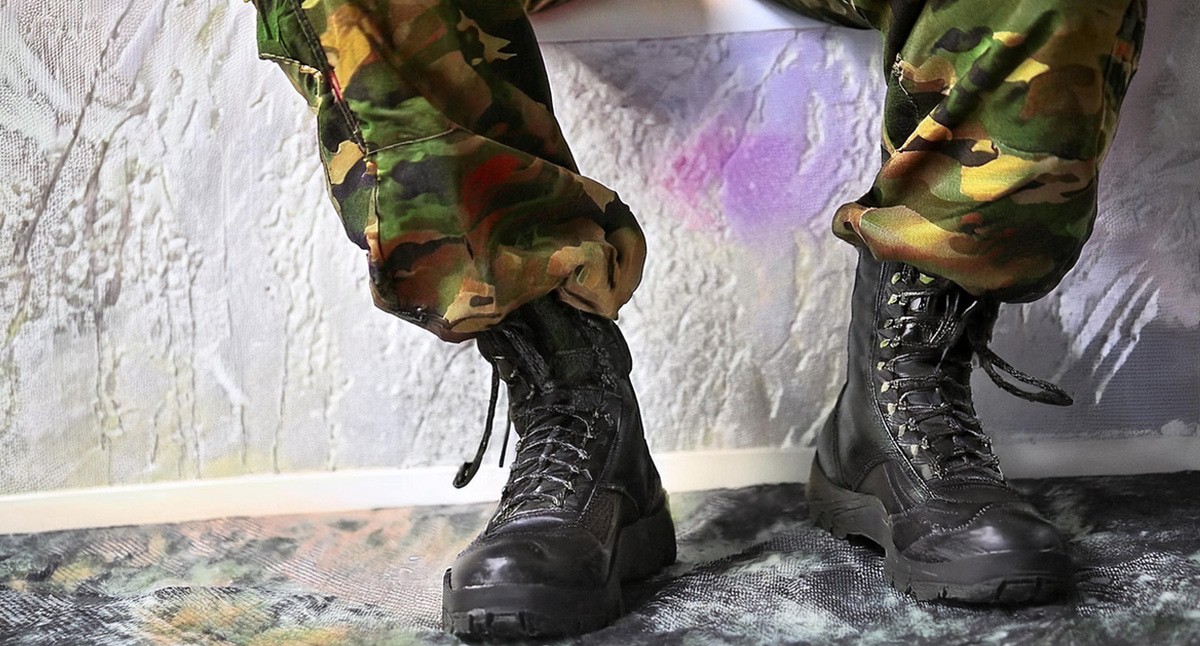 Военный. Иллюстрация создана «Кавказским узлом» с помощью ИИ в программе Photoshop