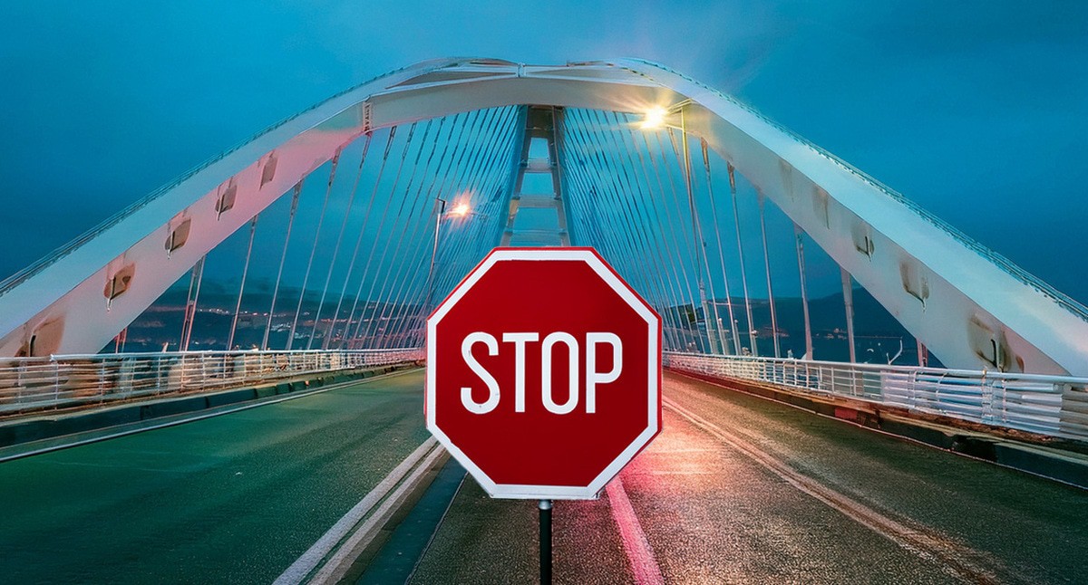 Закрыто движение по мосту. Иллюстрация создана "Кавказским узлом" с помощью ИИ в программе Photoshop