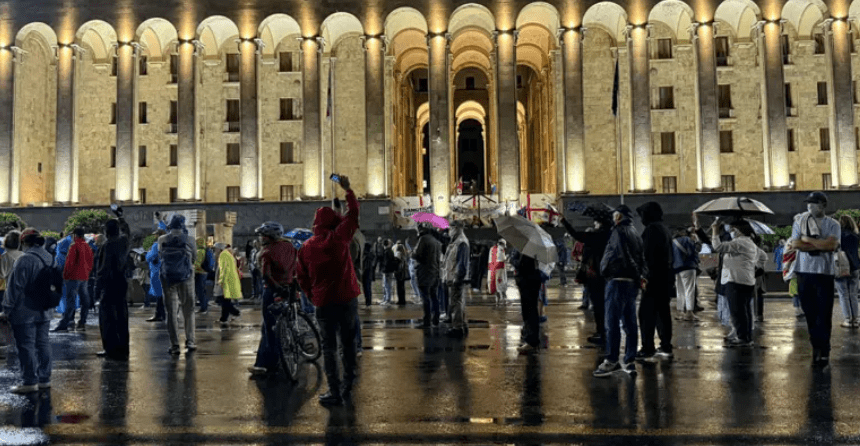 Участники акции протеста у парламента Грузии. Скриншот фото "Интерпрессньюс" от 03.06.25, https://www.interpressnews.ge/ka/article/840041-parlamenttan-saprotesto-akcia-mimdinareobs.