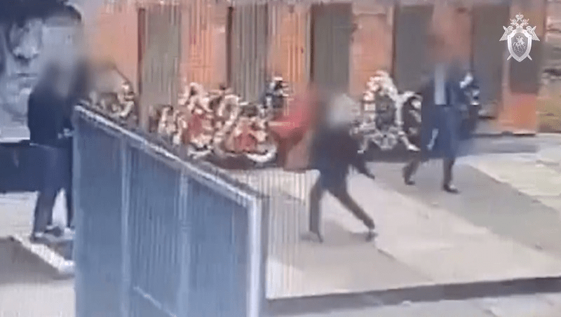 Молодые люди возле символа воинской славы в селе Грушевском. Декабрь 2023 г. Фото: СУ СКР по СК