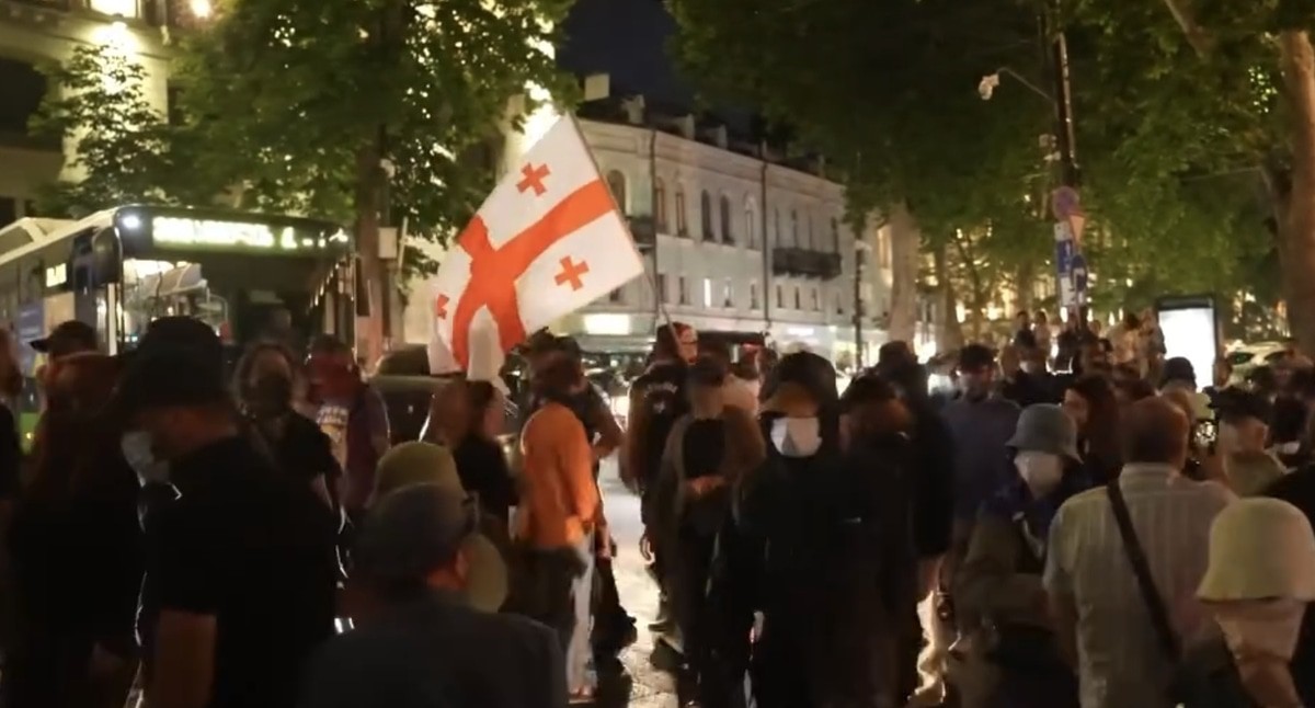Протестующие на проспекте Руставели. Кадр видео Publika / Facebook