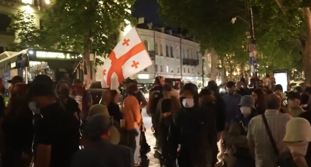 Протестующие на проспекте Руставели. Кадр видео Publika / Facebook