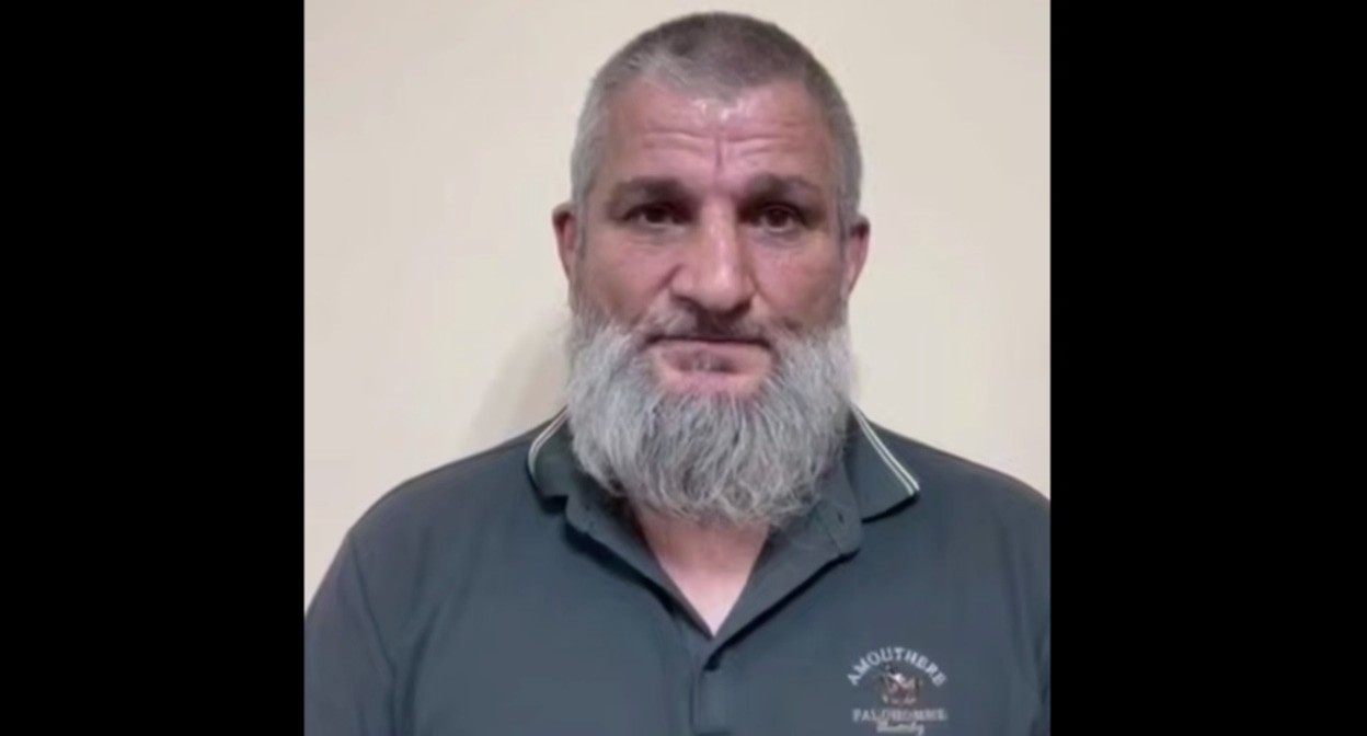 Житель Дагестана озвучивает извинения. Кадр видео из телеграм-канала "Совесть Дагестана" https://t.me/sovestdagestana/