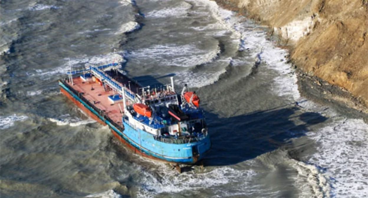 Затонувший танкер. Фото: Минприроды России