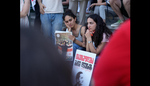 Участники акции протеста в поддержку Мате Девидзе. Скриншот фото Publika от 14.06.25 https://www.facebook.com/photo?fbid=1471815364218009&set=pcb.1471815550884657 (деятельность компании Meta, владеющей соцсетью, запрещена в России).