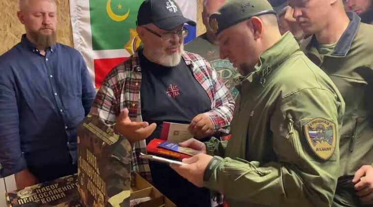 Апти Алаудинов среди представителей движения "Сорок Сороков". Скриншот фото из Telegram-канала "Кормухин"