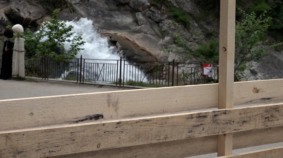 Забор у Ханагского водопада. Скриншот видео 5-tv.ru