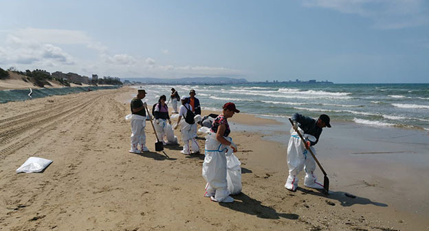 Уборка мазута с пляжа в Анапе. Фото: https://t.me/opershtab23/13650