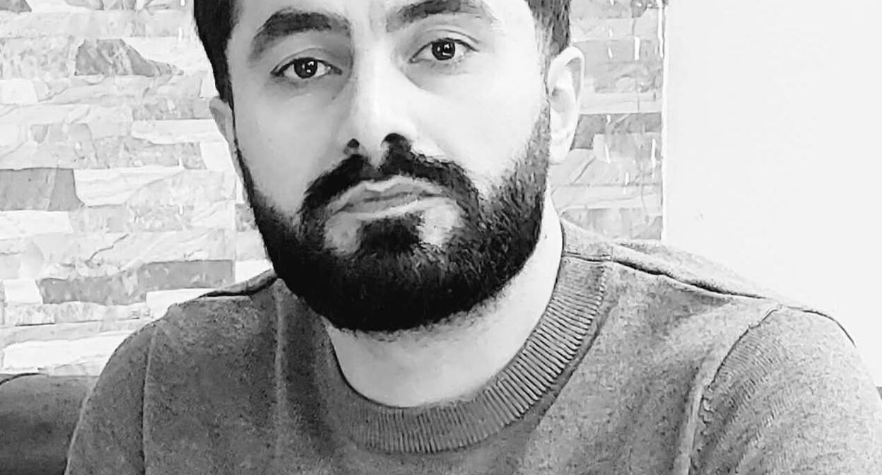 Фото активиста со страницы главы ПНФА Али Керимли 
https://www.facebook.com/photo?fbid=1263685908454963&set=a.473092537514308