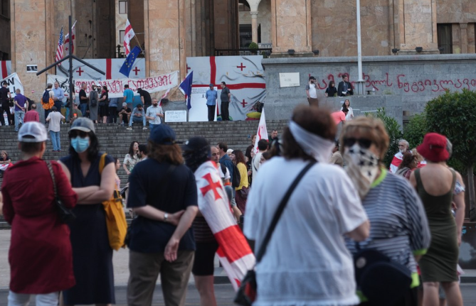 Протестующие у здания парламента Грузии. Скриншот фото Publika от 28.06.25, https://www.facebook.com/photo?fbid=1483316259734586&set=a.715406393192247 (деятельность компании Meta, владеющей соцсетью, запрещена в России).