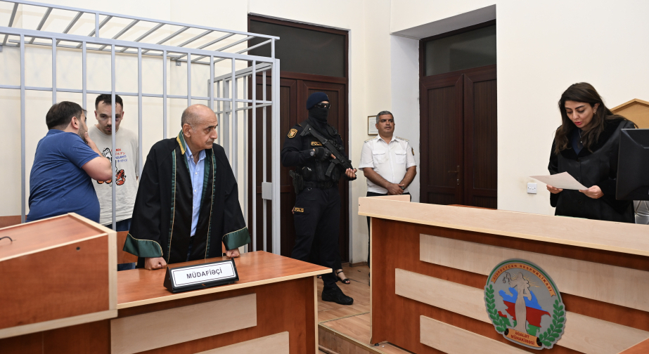 Дмитрий Безуглый (в клетке). Фото: "Азертадж".