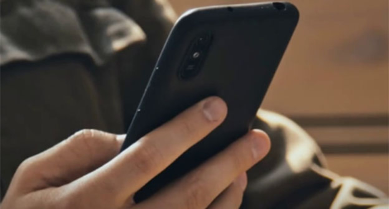 Мобильный телефон. Фото: https://www.instagram.com/p/DJ3h4HOi34m/ принадлежит компании Meta деятельность которой запрещена в России